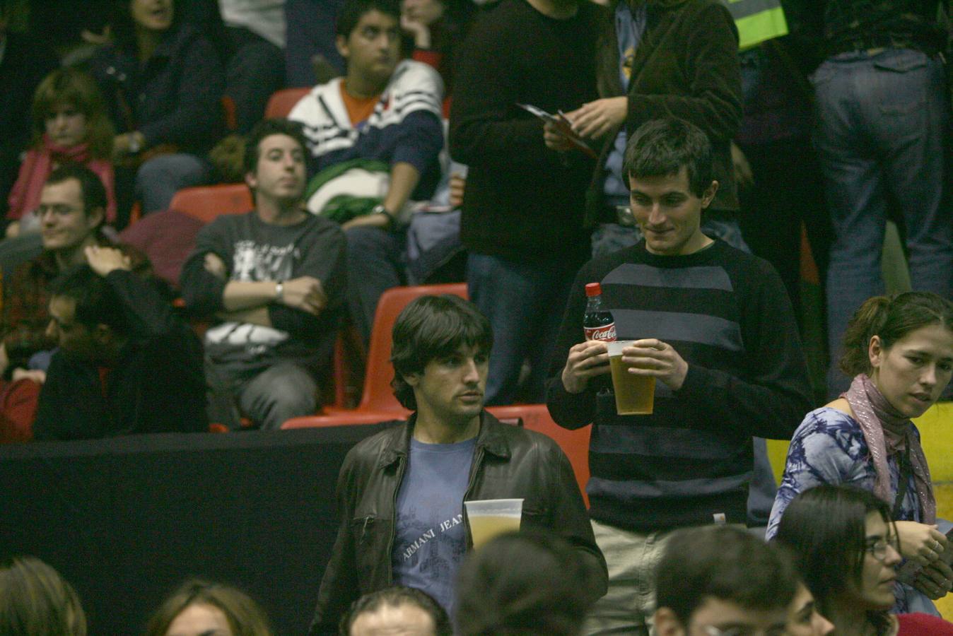 17.11.05 Los futbolistas Hornos y LLorente asistieron al concierto de Joaquín Sabina en el Polideportivo Huerta del Rey.