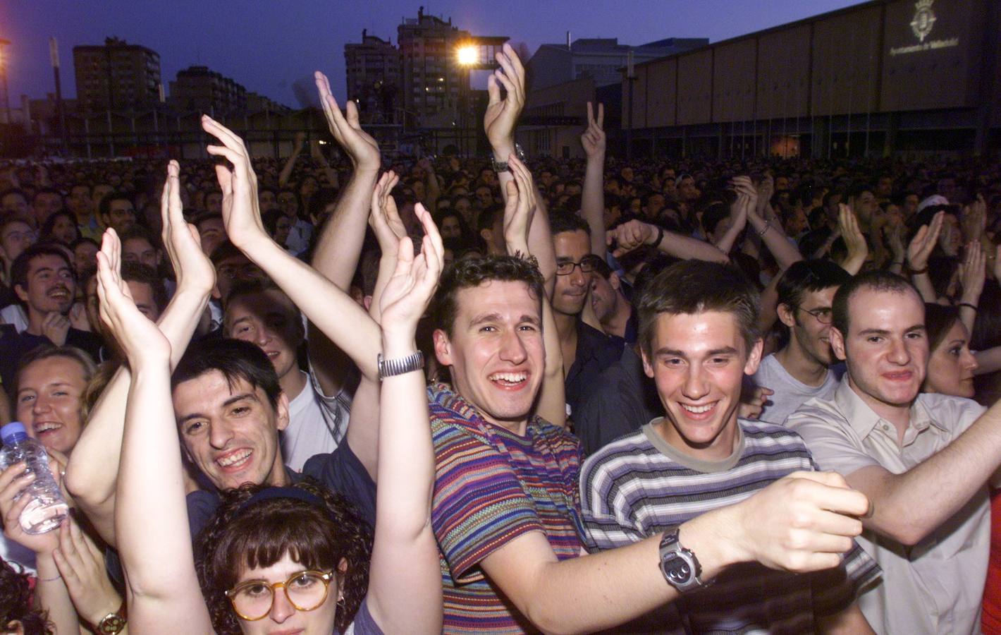 20.06.00 El público llenó por completo el patio central de la Feria de Muestras para ver el concierto de Joaquín Sabina.