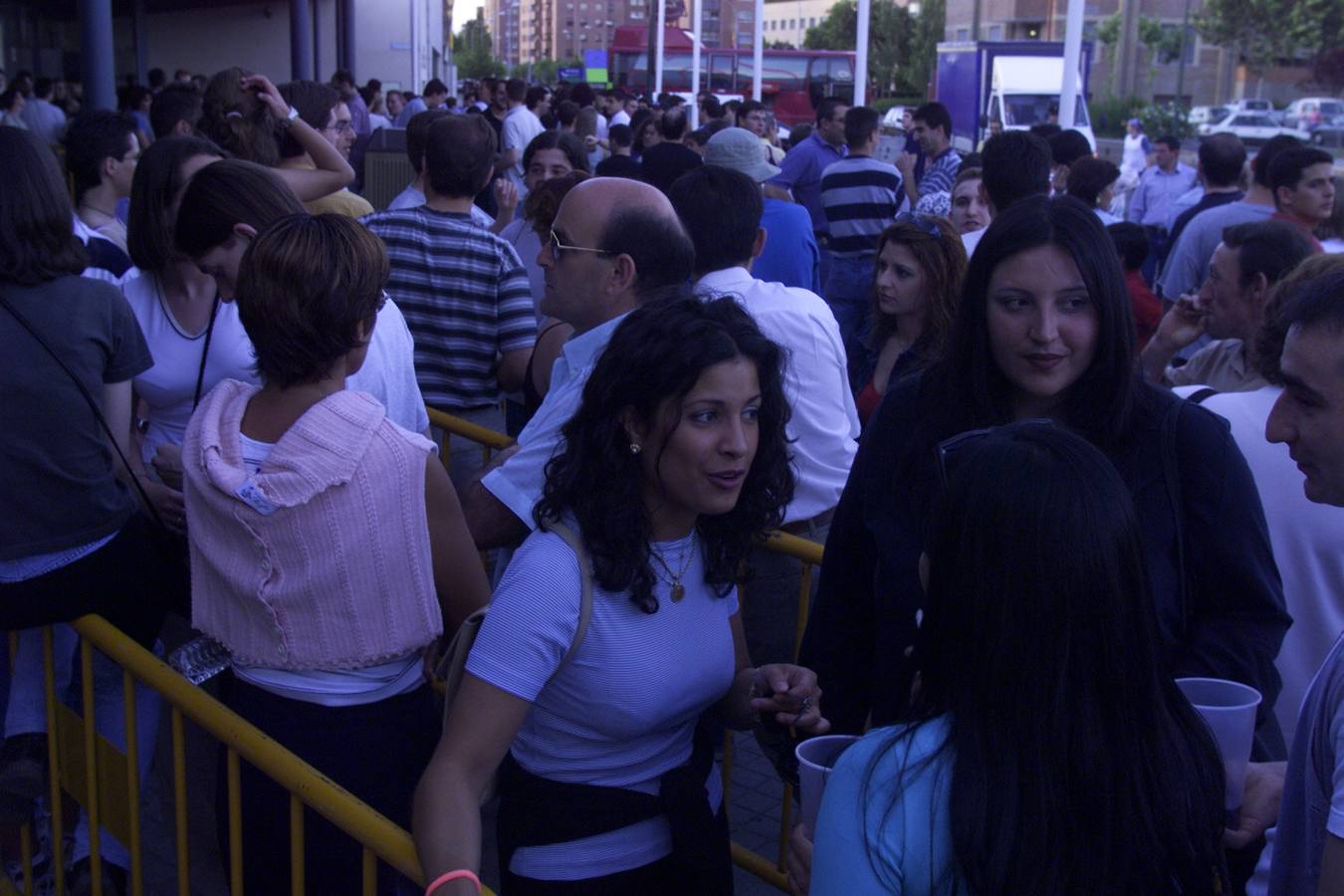 20.06.00 Numeroso público hizo cola para ver el concierto de Joaquín Sabina en el patio central de la Feria de Muestras