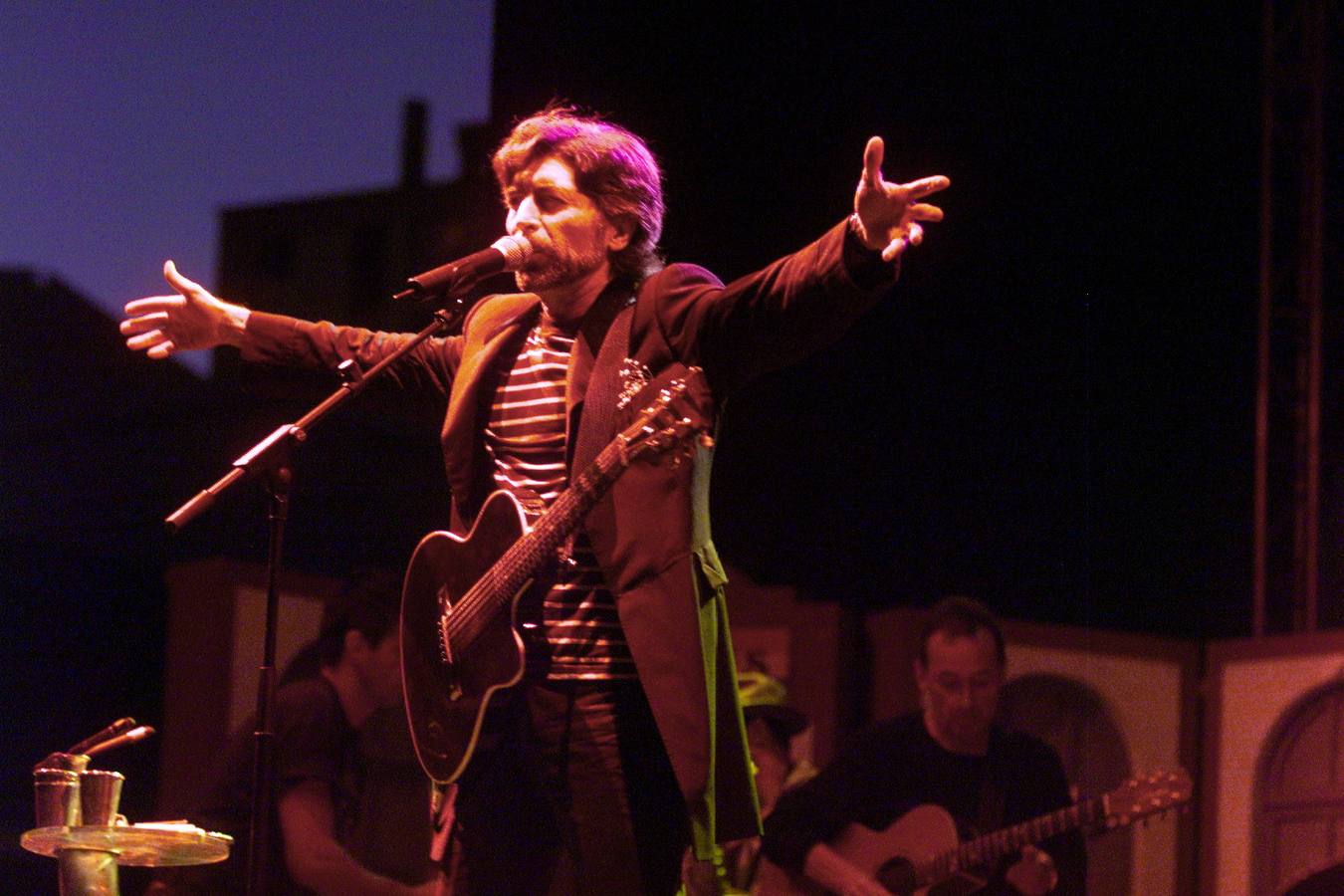 20.06.00 Joaquín Sabina durante el concierto que ofreció en el patio central de la Feria de Muestras.