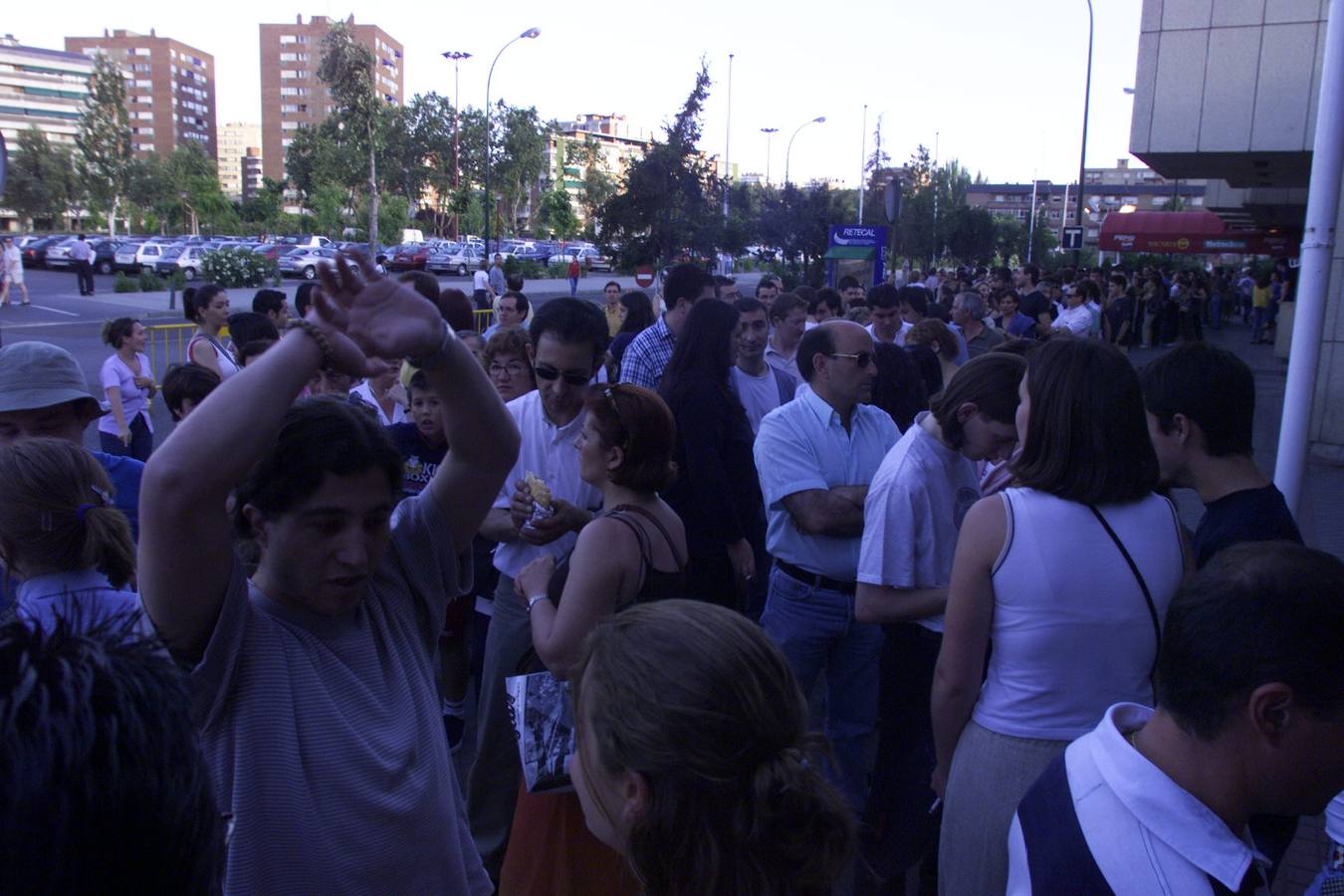 20.06.00 Numeroso público hizo cola para ver el concierto de Joaquín Sabina en el patio central de la Feria de Muestras.