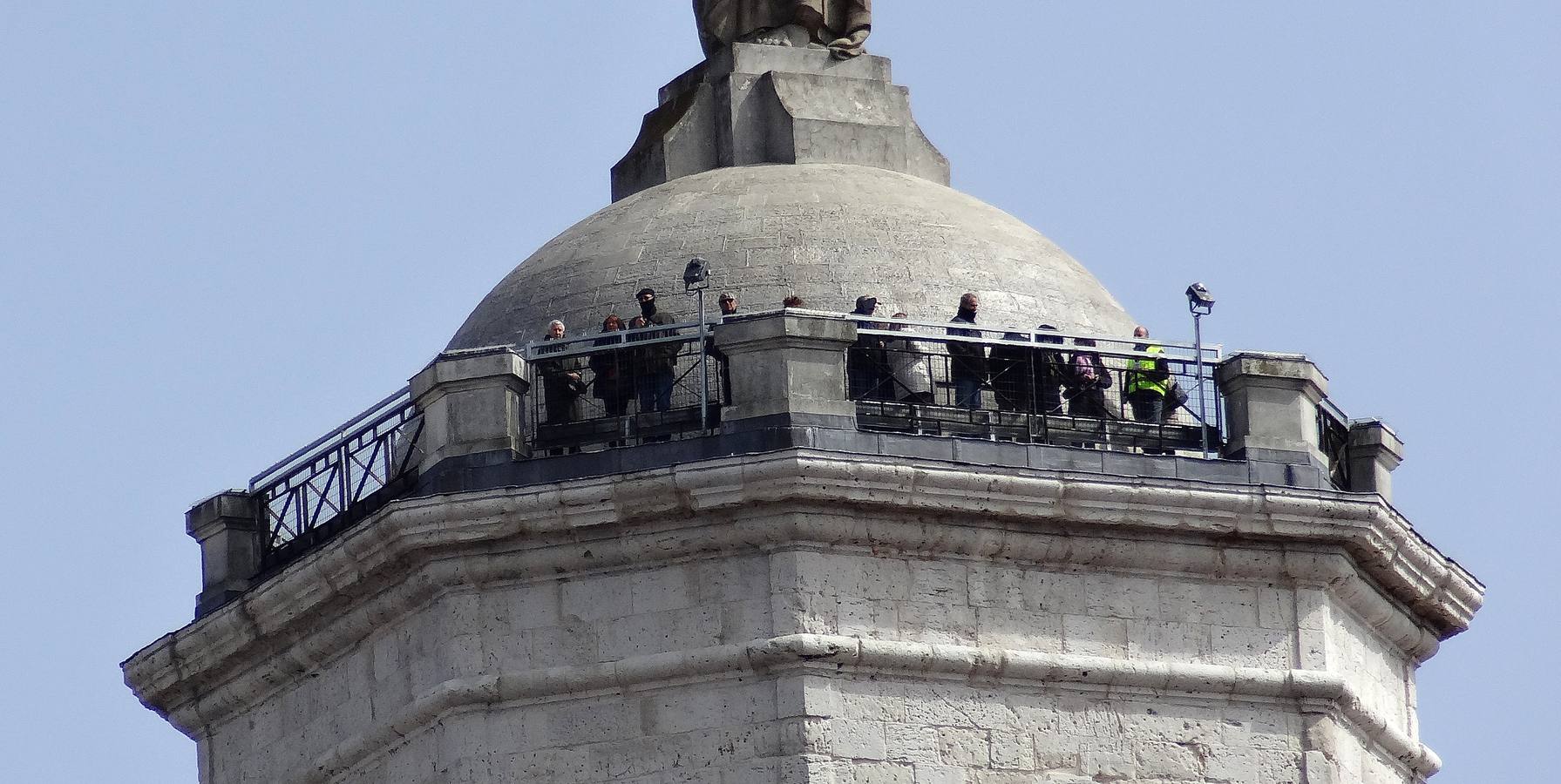 Primeros visitantes al ascensor y mirador de la Catedral de Valladolid