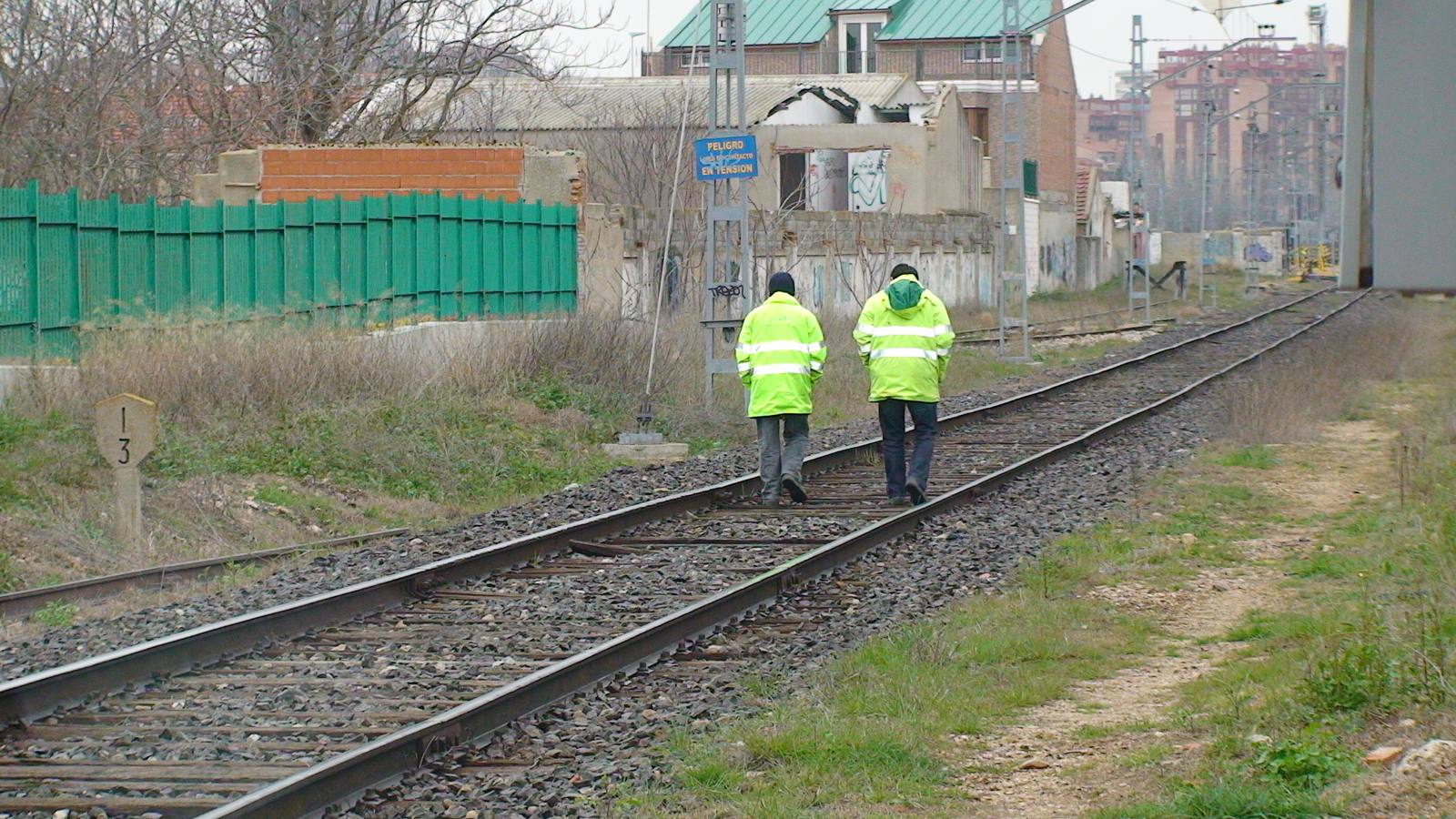 Atasco en el paso a nivel entre el Polígono de Argales y Arco de Ladrillo