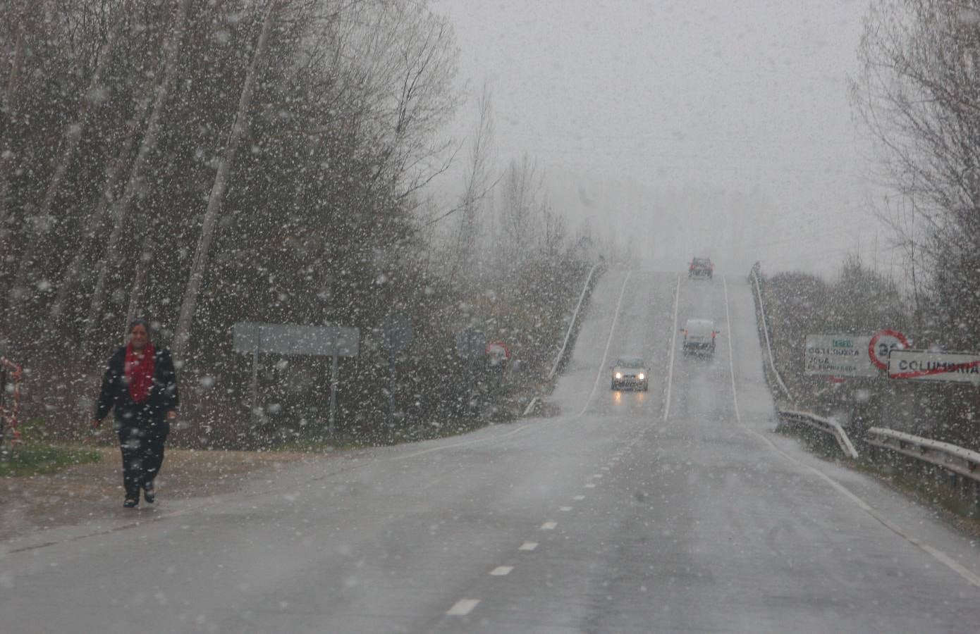 Intensa nevada a primera hora de la mañana en Ponferrada (León).