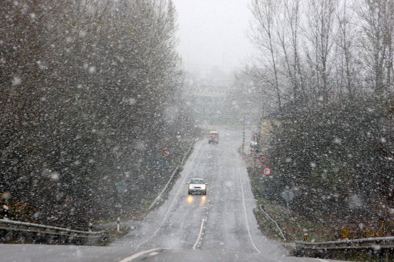 Intensa nevada a primera hora de la mañana en Ponferrada (León).