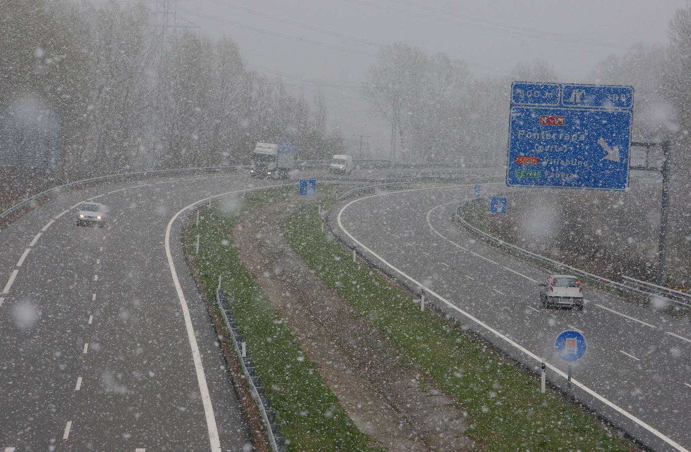 Intensa nevada a primera hora de la mañana en Ponferrada (León).