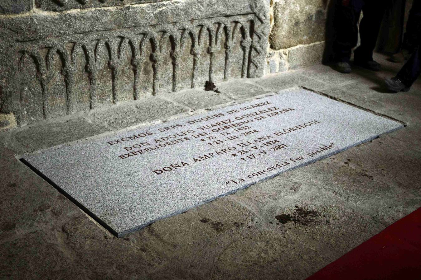 25.03.14 Lápida bajo la que reposan los restos mortales de Adolfo Suárez y Amparo Illana enla Catedral de Avila. El epitafio 'La concordia fue posible' fue elegido por el expresidente'.