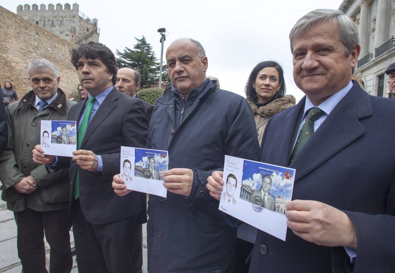 24.03.15 El Ayuntamiento de Ávila inaugura una estatua de homanaje al expresidente Adolfo Suárez. En este acto, Correos también presentó el primer sello de la serie 'Personajes', que pertenece a Adolfo Suárez.