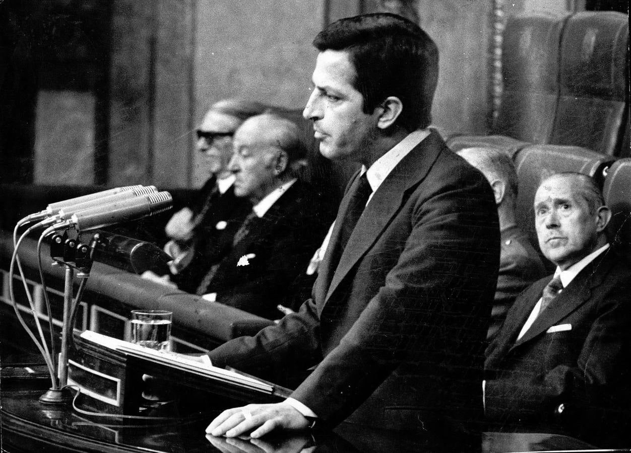 Torrente Ballester, José María de Areilza, Adolfo Suárez y Arias Navarro, en el Congreso de losDiputados.