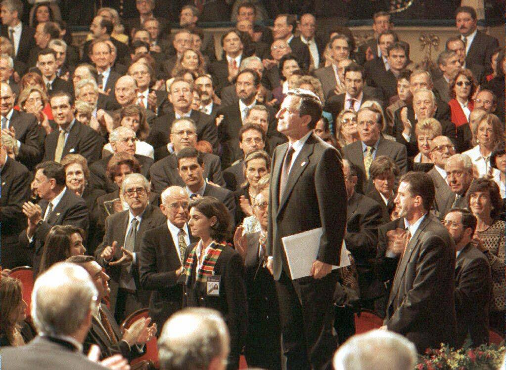 13.09.96 Llega el primer gran reconocimiento oficial con la concesión del Premio Príncipe de Asturias de la Concordia por su trabajo durante la Transición.