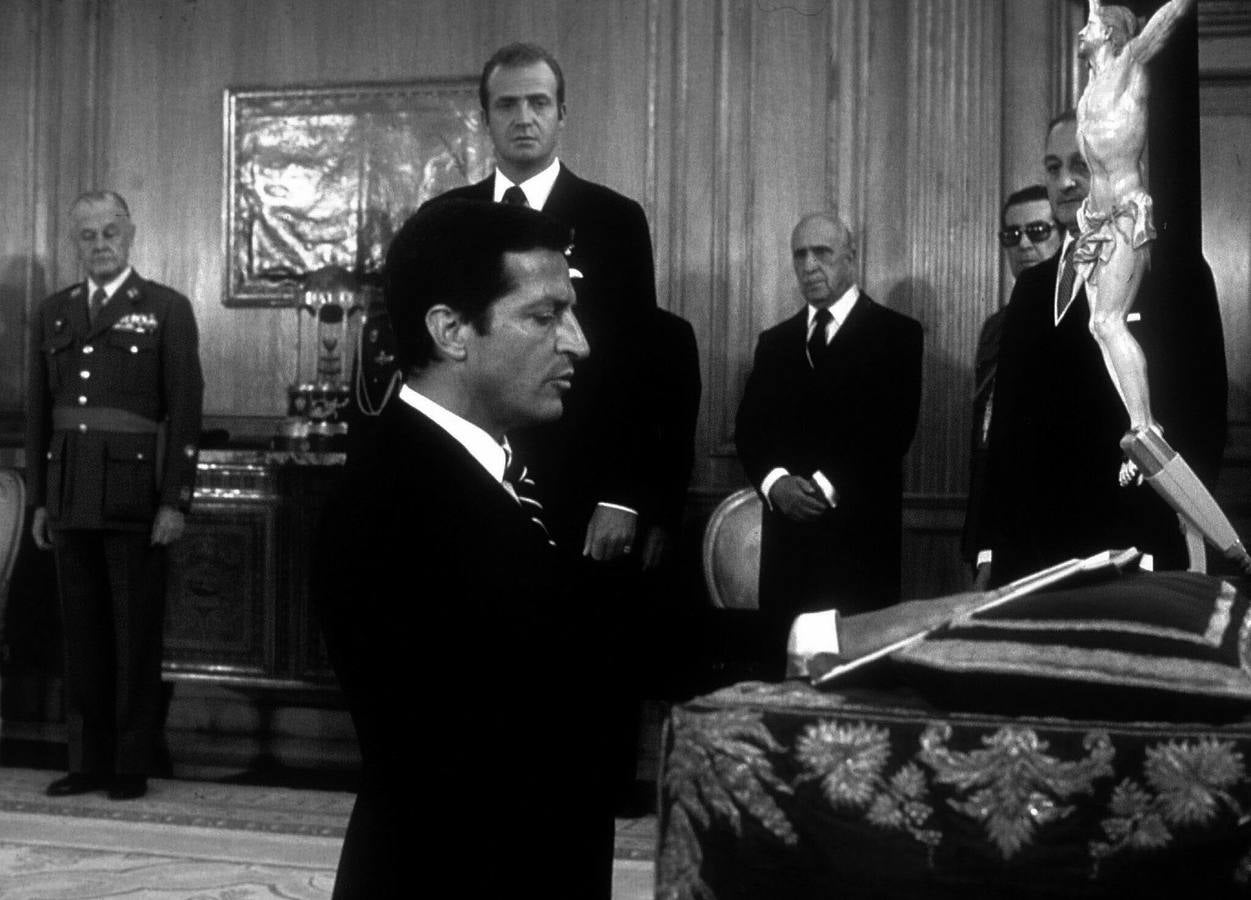 Juramento de su cargo por primera vez, en presencia del Rey.