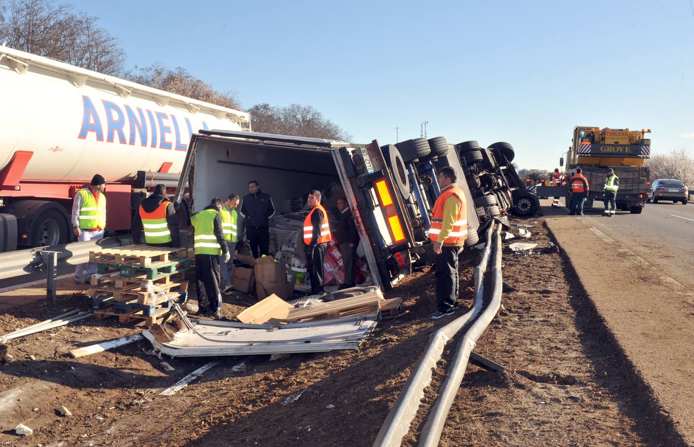 Vuelca un camión en la mediana de la A-62 en Simancas (Valladolid)