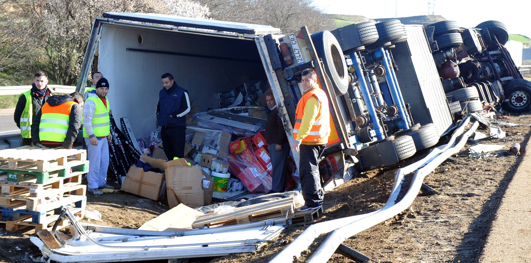 Vuelca un camión en la mediana de la A-62 en Simancas (Valladolid)
