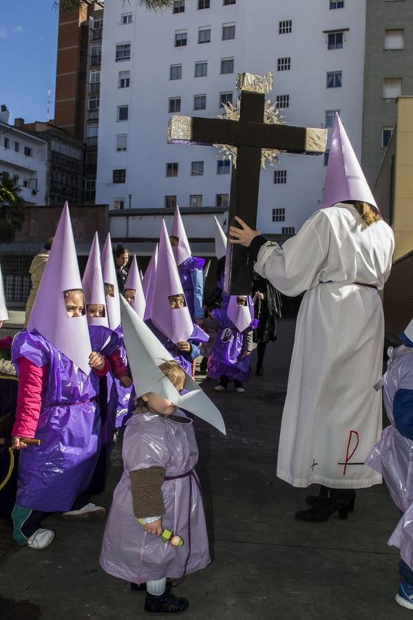 Los alumnos del colegio Amor de Dios celebran su Semana Santa