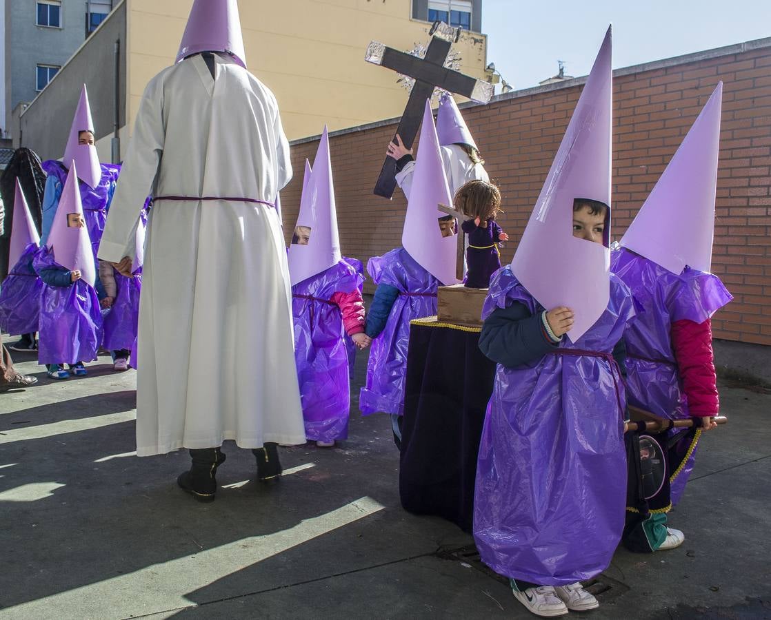 Los alumnos del colegio Amor de Dios celebran su Semana Santa