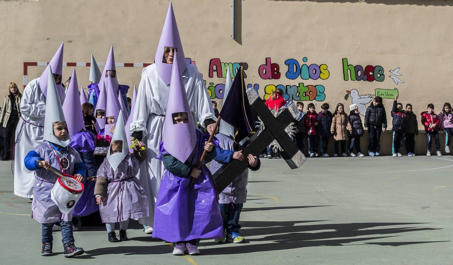 Los alumnos del colegio Amor de Dios celebran su Semana Santa