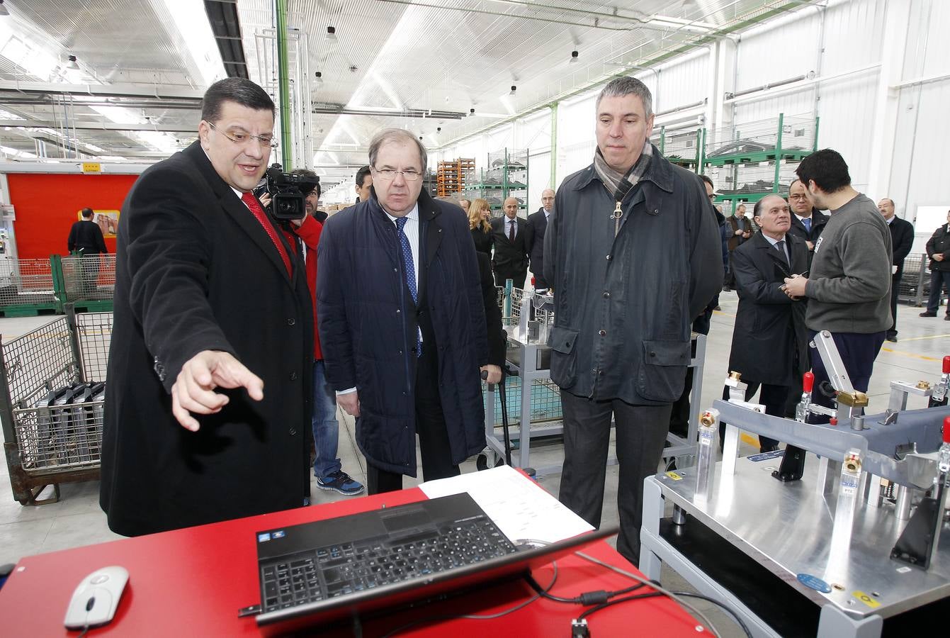 El presidente de la Junta visita el Parque de Proveedores de Renault en Villamuriel de Cerrato (Palencia)