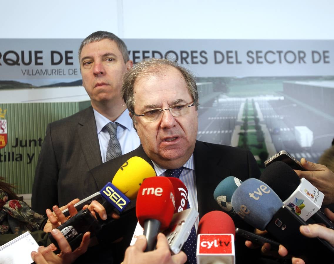 El presidente de la Junta visita el Parque de Proveedores de Renault en Villamuriel de Cerrato (Palencia)