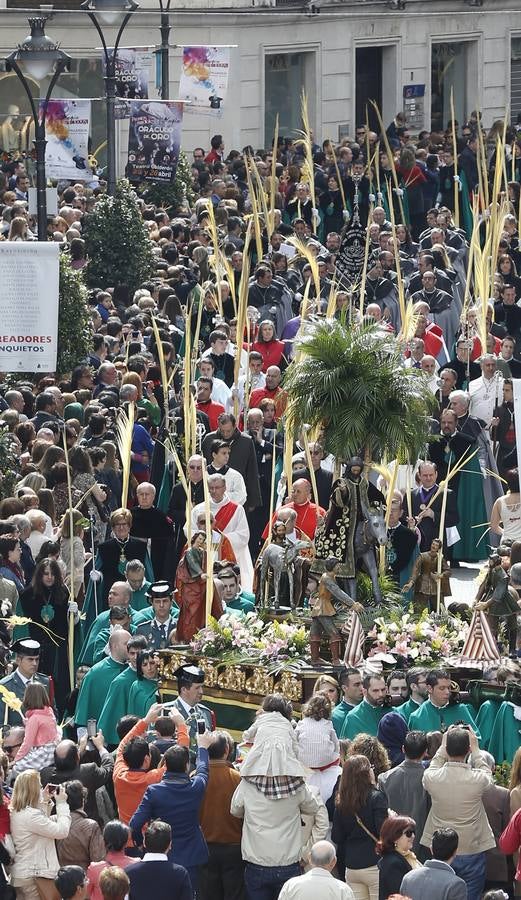 Multitudinaria procesión de las Palmas en Valladolid (1/2)