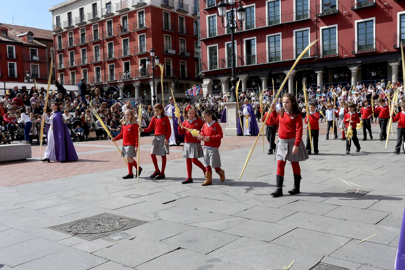 Valladolid sale a la calle para acompañar a La Borriquilla (1/2)