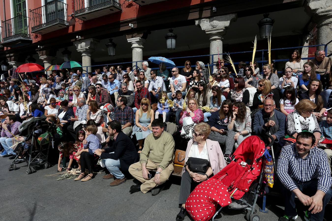 Valladolid sale a la calle para acompañar a La Borriquilla (1/2)