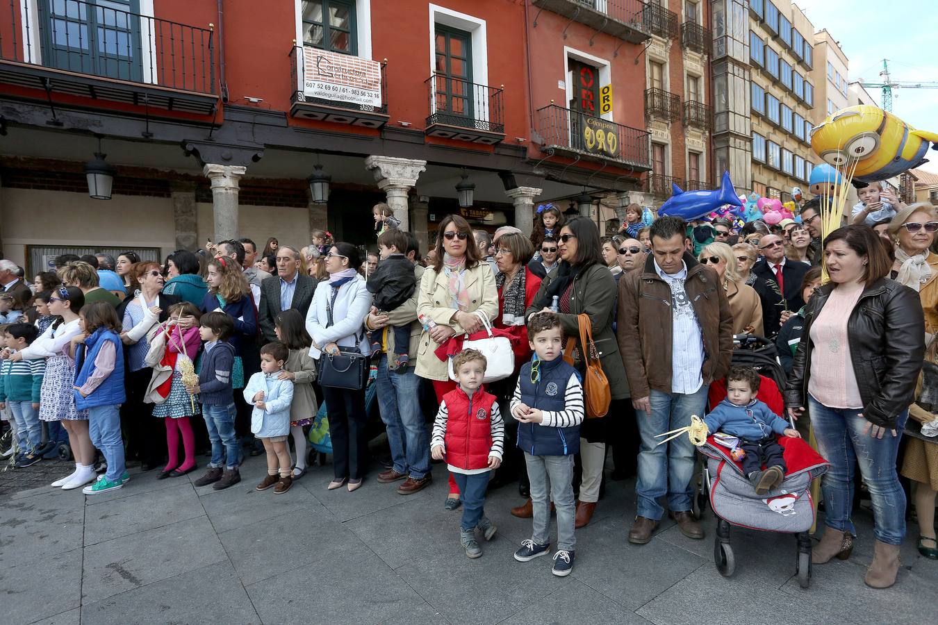 Valladolid sale a la calle para acompañar a La Borriquilla (1/2)