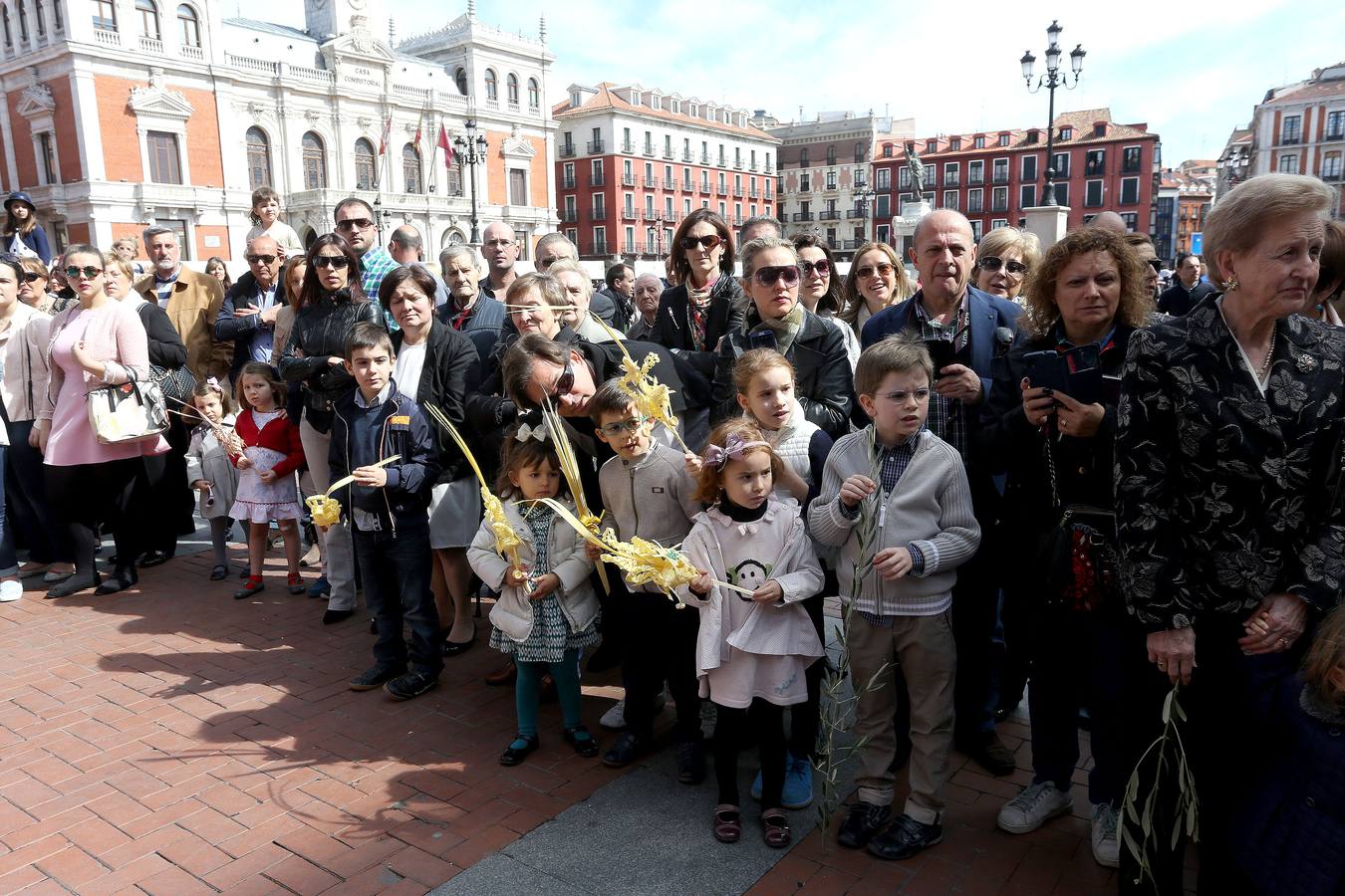 Valladolid sale a la calle para acompañar a La Borriquilla (1/2)