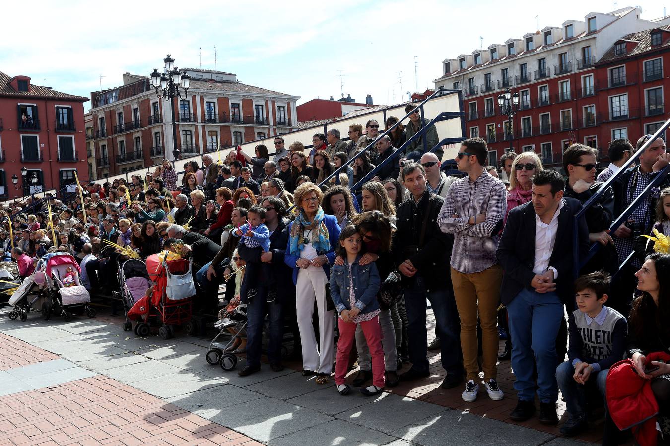 Valladolid sale a la calle para acompañar a La Borriquilla (1/2)