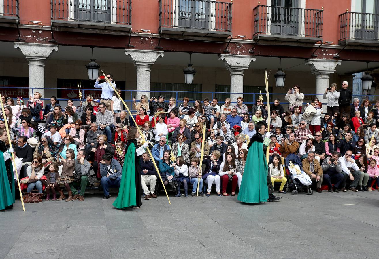 Valladolid sale a la calle para acompañar a La Borriquilla (1/2)