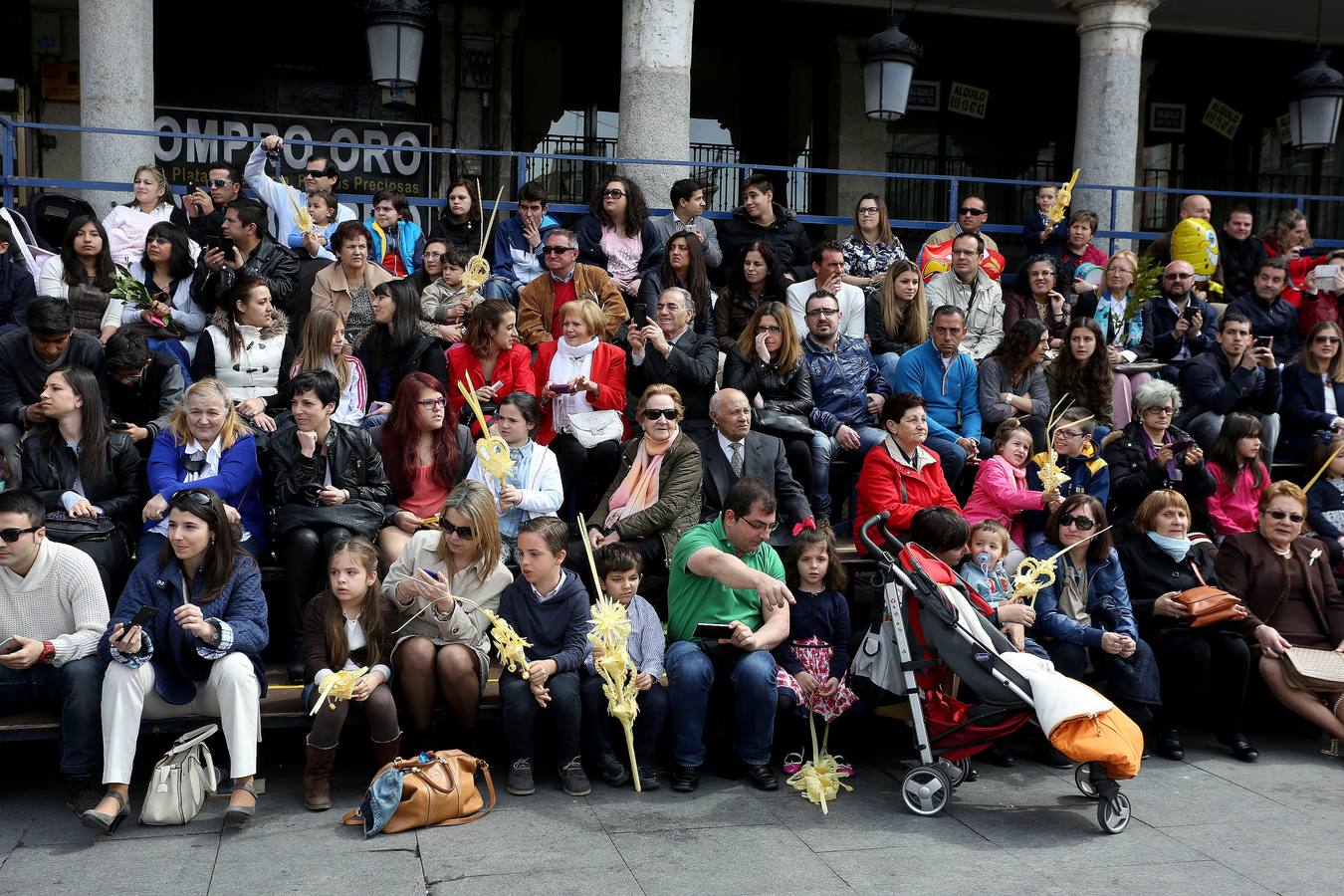 Valladolid sale a la calle para acompañar a La Borriquilla (1/2)