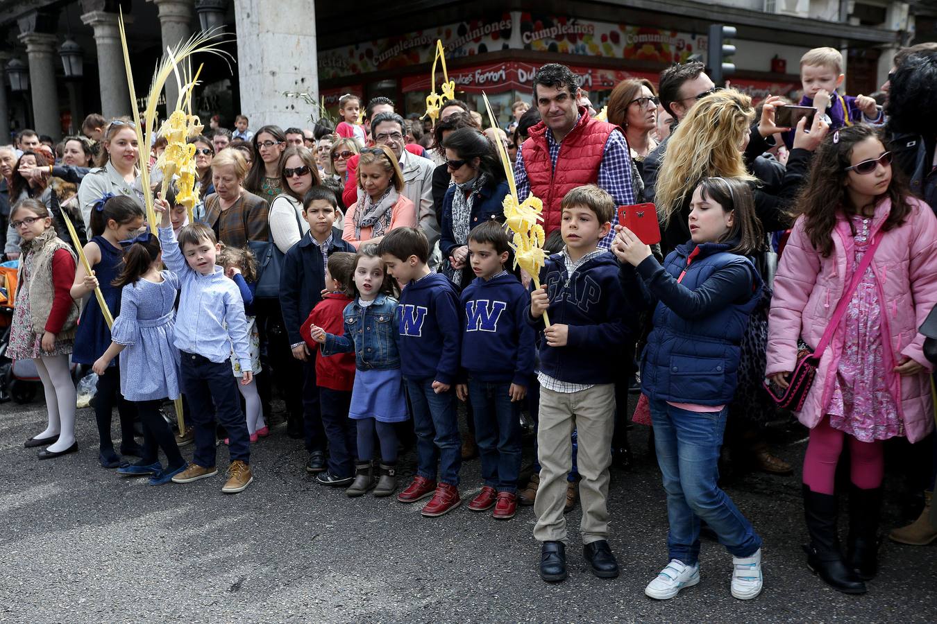 Valladolid sale a la calle para acompañar a La Borriquilla (1/2)