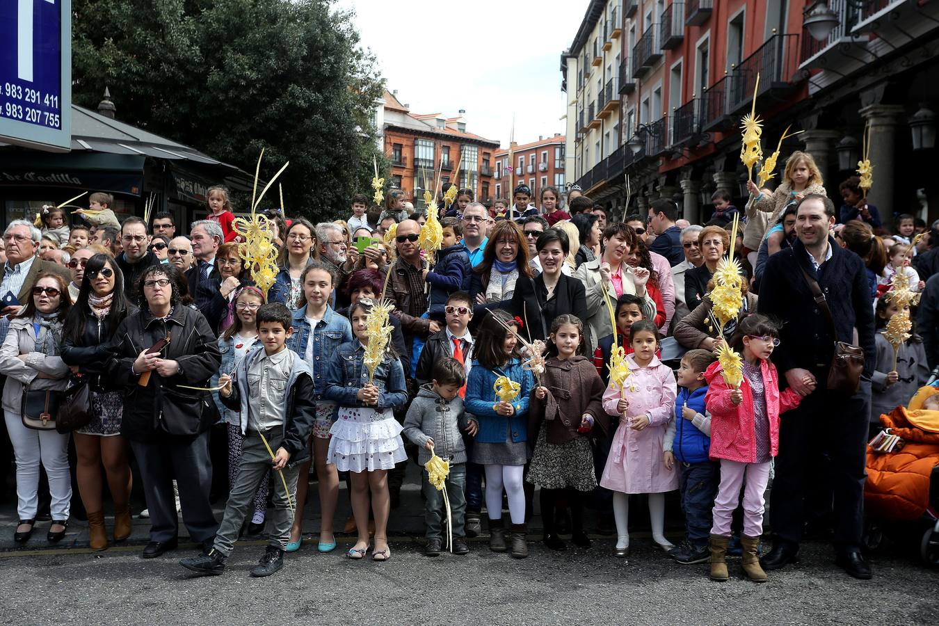 Valladolid sale a la calle para acompañar a La Borriquilla (1/2)