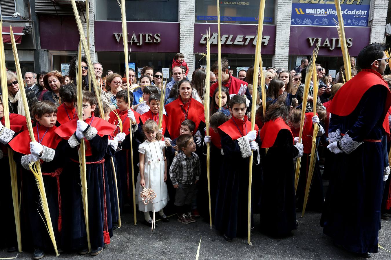 Valladolid sale a la calle para acompañar a La Borriquilla (1/2)