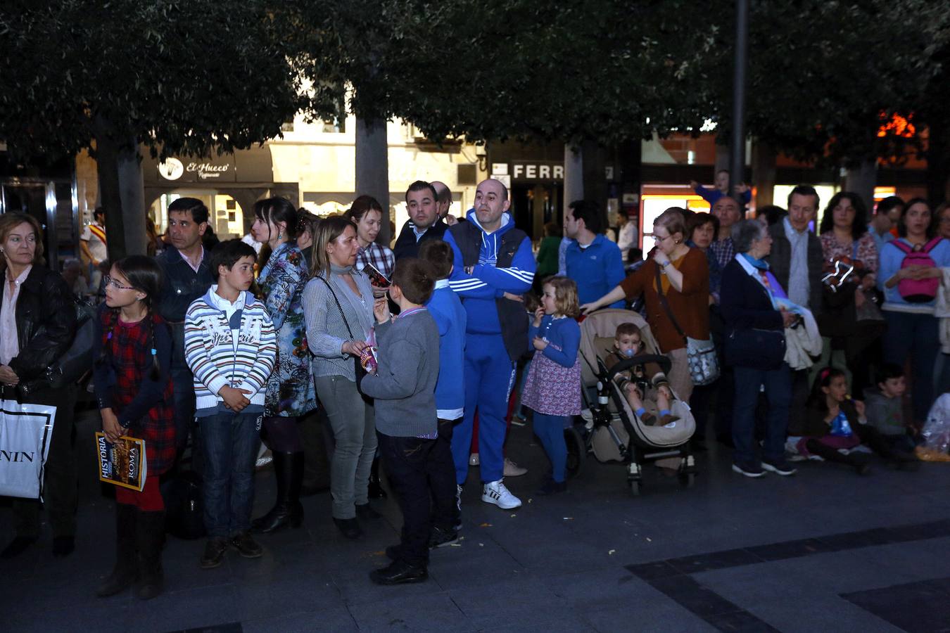 Si estuviste en la Procesión del Rosario del Dolor, búscate en la fotos (1/2)