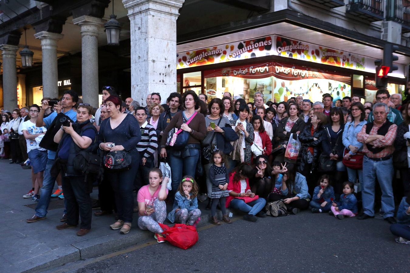 Si estuviste en la Procesión del Rosario del Dolor, búscate en la fotos (1/2)