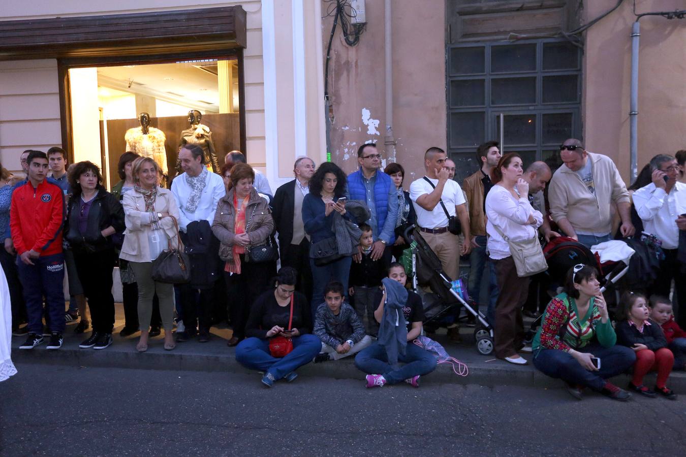 Si estuviste en la Procesión del Rosario del Dolor, búscate en la fotos (1/2)