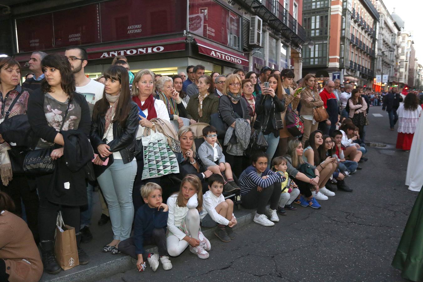 Si estuviste en la Procesión del Rosario del Dolor, búscate en la fotos (1/2)