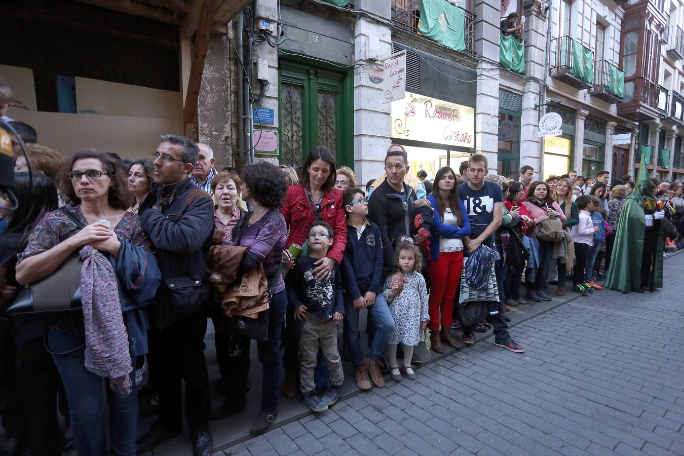 Si estuviste en la Procesión del Rosario del Dolor, búscate en la fotos (2/2)