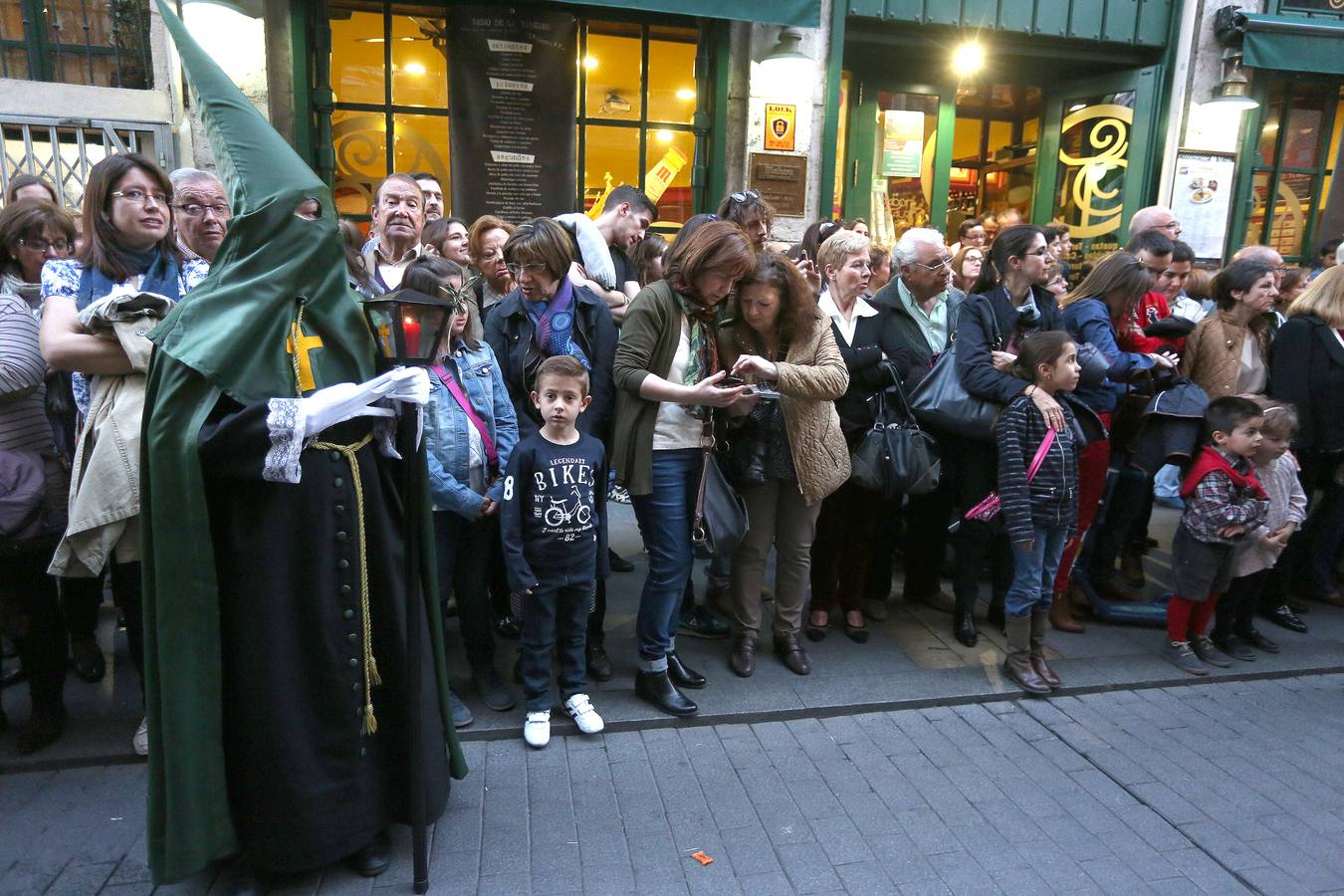 Si estuviste en la Procesión del Rosario del Dolor, búscate en la fotos (2/2)