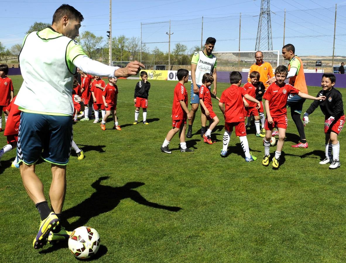 Los niños de la escuela de fútbol del Real Valladolid entrenan con los jugadores del primer equipo