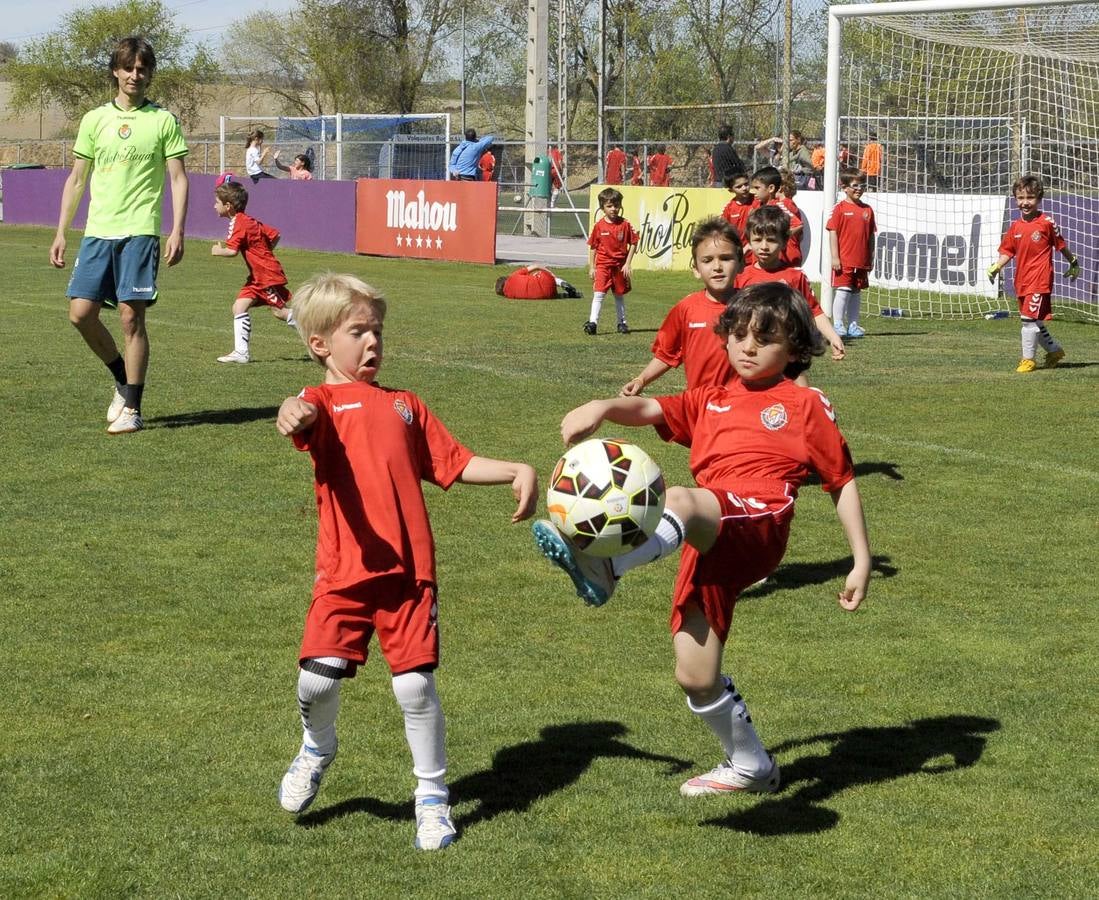 Los niños de la escuela de fútbol del Real Valladolid entrenan con los jugadores del primer equipo