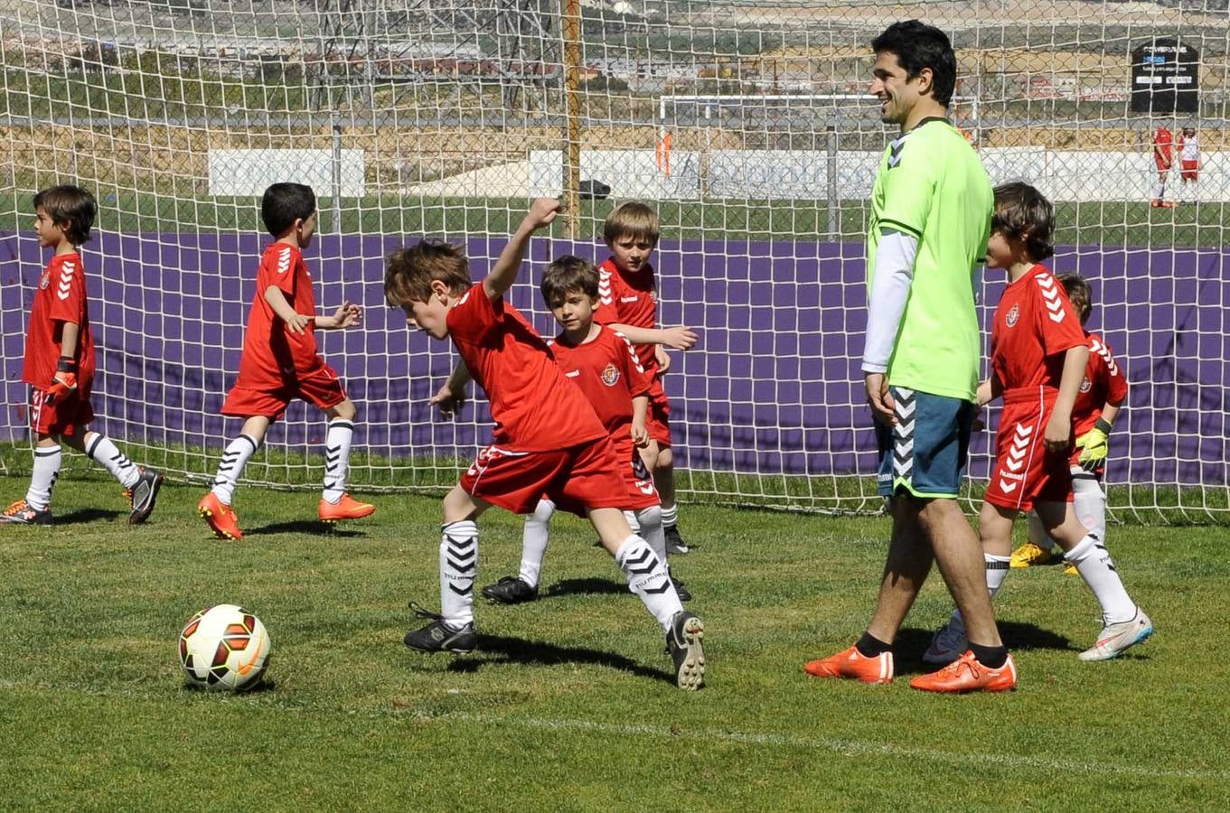 Los niños de la escuela de fútbol del Real Valladolid entrenan con los jugadores del primer equipo