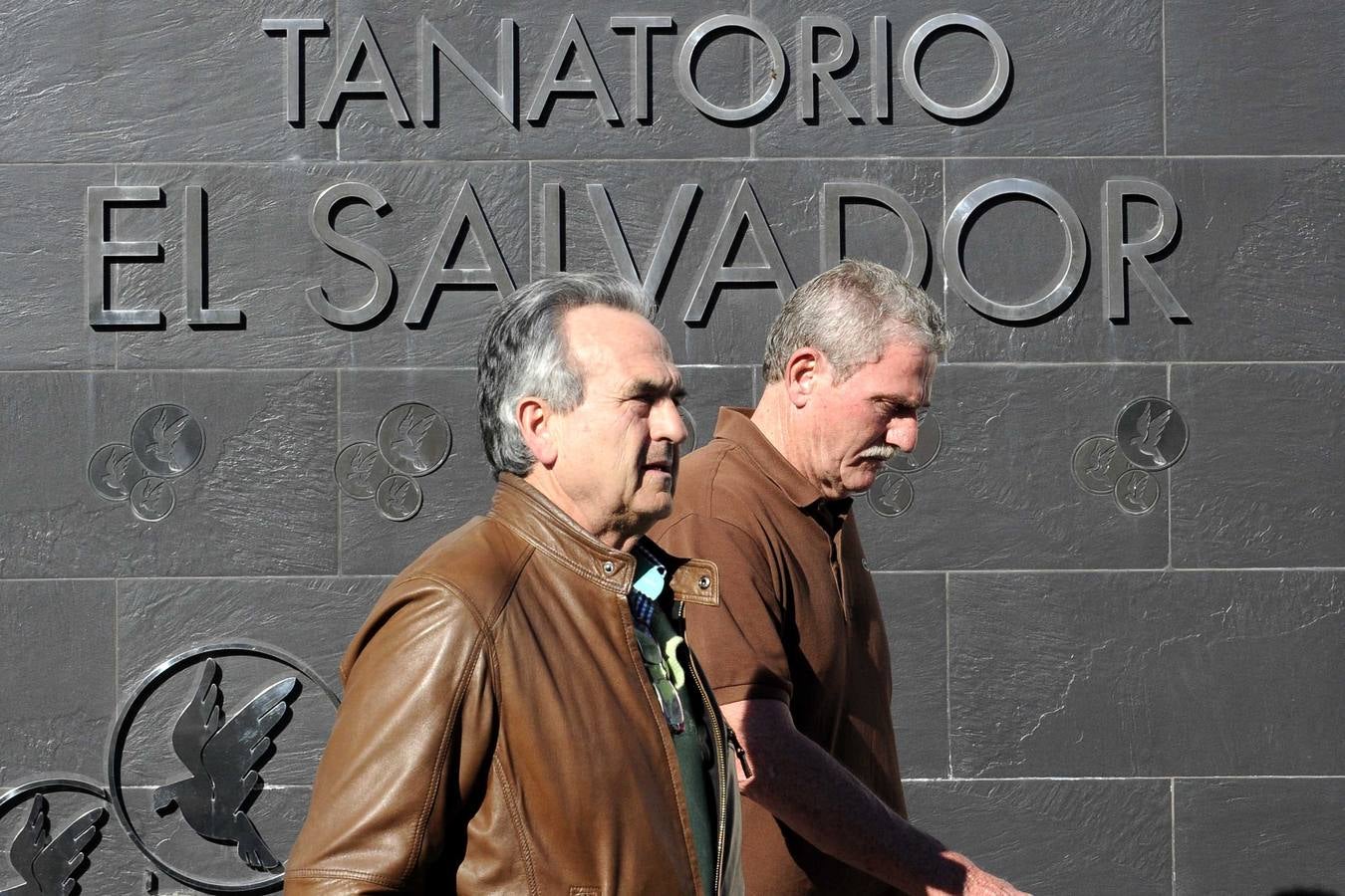 Familiares y amigos dan su último adiós a Lalo García