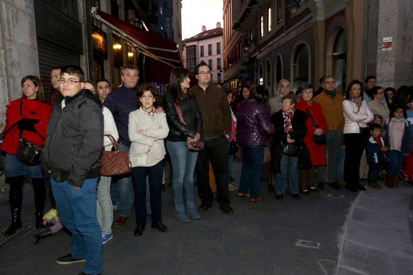 Si estuviste en el Vía Crucis Procesional, búscate en las fotos (1/2)