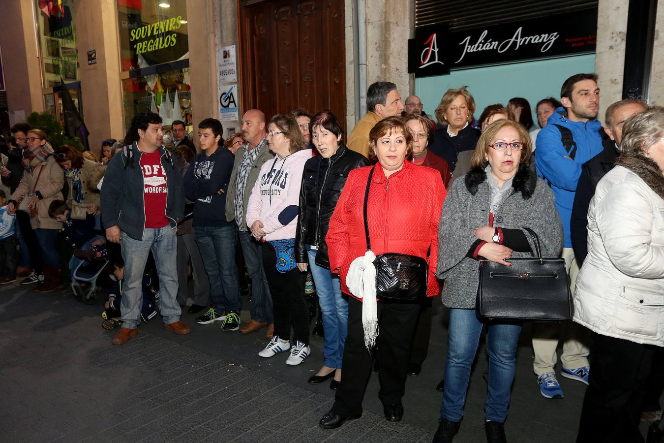 Si estuviste en el Vía Crucis Procesional, búscate en las fotos (1/2)