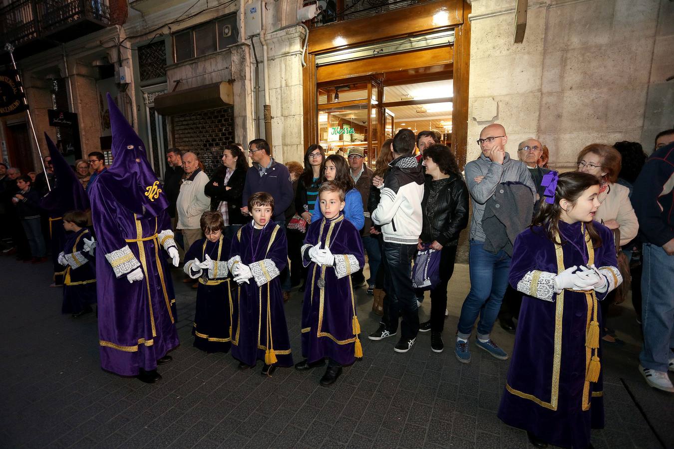 Si estuviste en el Vía Crucis Procesional, búscate en las fotos (1/2)