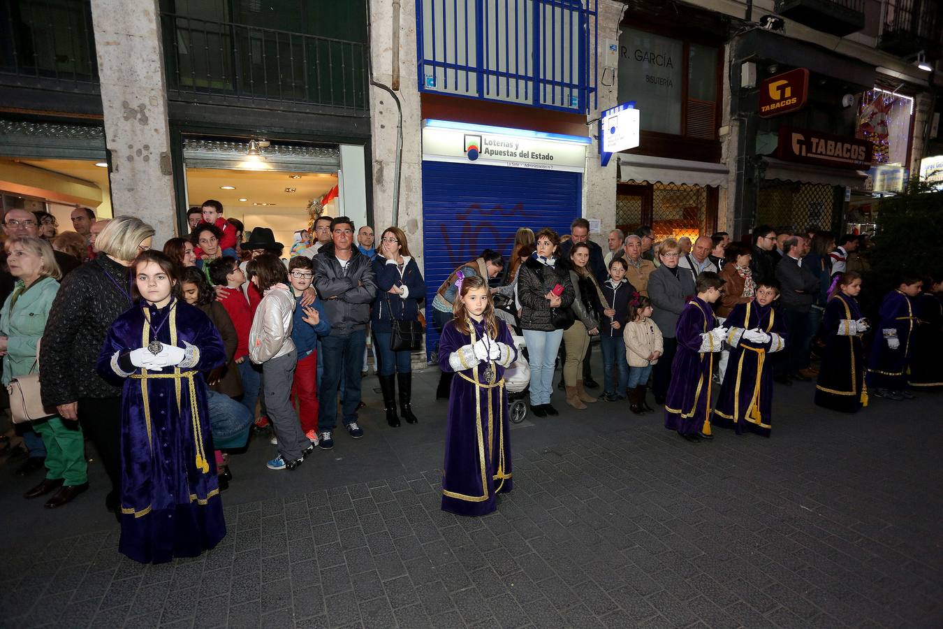 Si estuviste en el Vía Crucis Procesional, búscate en las fotos (1/2)