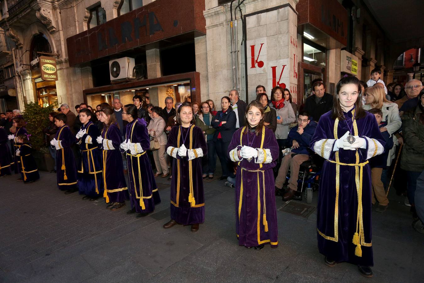 Si estuviste en el Vía Crucis Procesional, búscate en las fotos (1/2)