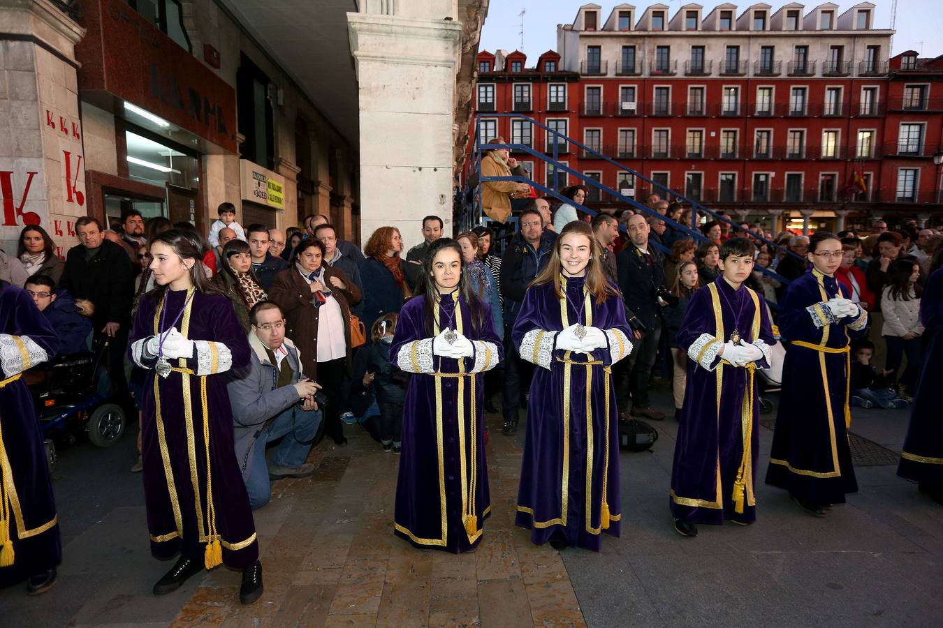 Si estuviste en el Vía Crucis Procesional, búscate en las fotos (1/2)