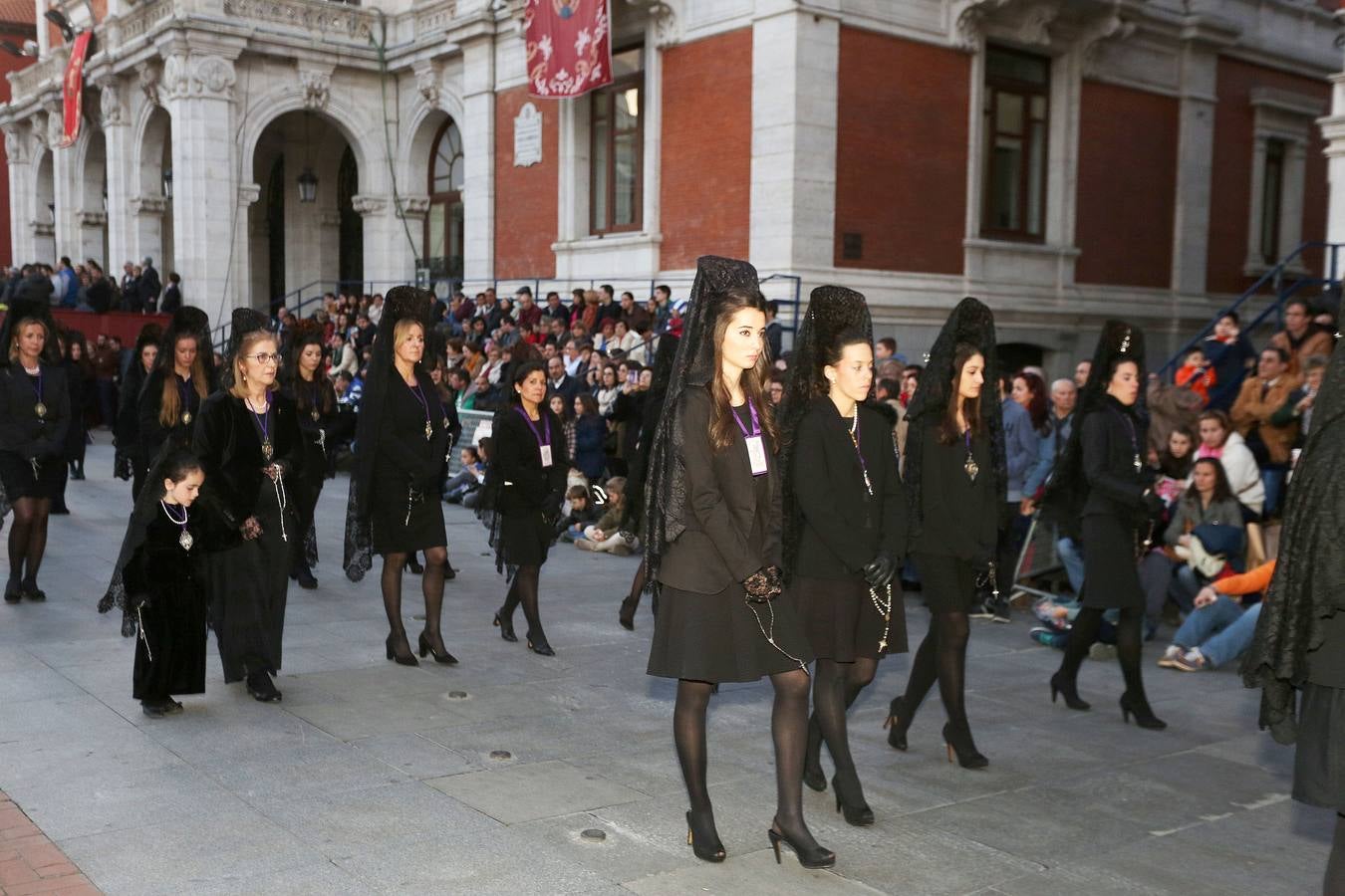 Si estuviste en el Vía Crucis Procesional, búscate en las fotos (1/2)